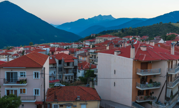 Καρπενήσι, 4 ημέρες οδικώς από Θεσσαλονίκη ‣ 28η Οκτωβρίου (P)